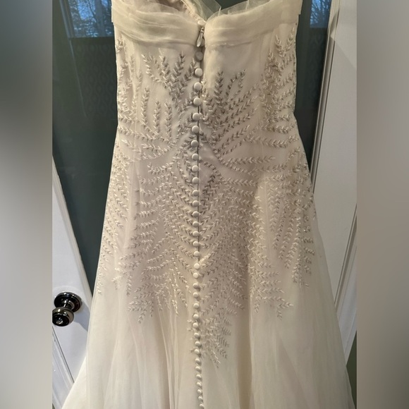 White by Vera Wang Wedding Dress 🌸Host Pick🌸 - Picture 4 of 8